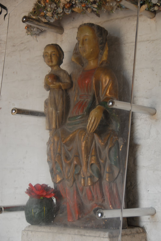 Het oorspronkelijke Mariabeeld werd gestolen. Dit beeld is uit 1995 en komt uit Kevelaer. Foto H. van Helvert.